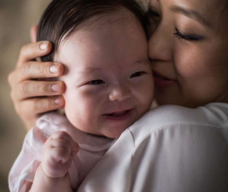 Quels jeux d'éveil proposer à mon bébé à 1 mois? - Rachel Halimi